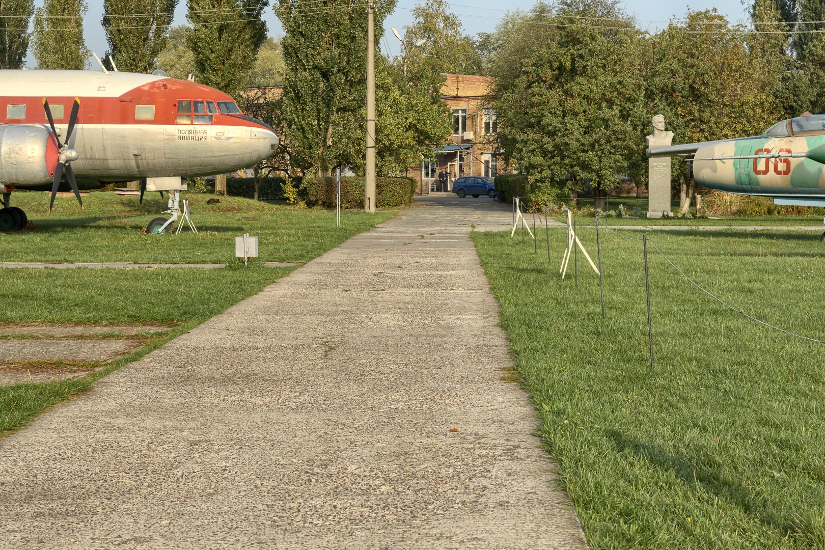 Backplate • ID: 7770 • HDRI Haven - Old Airplanes Exhibition