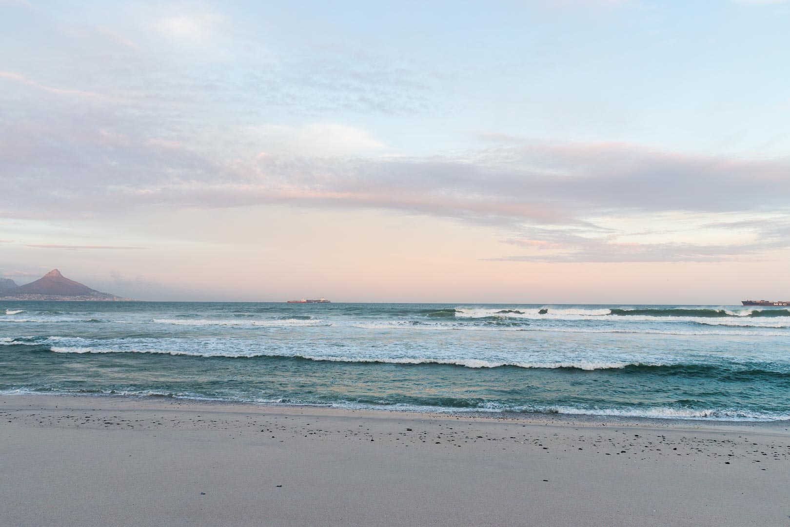 Backplate • ID: 7893 • HDRI Haven - Sunrise On The Beach 2