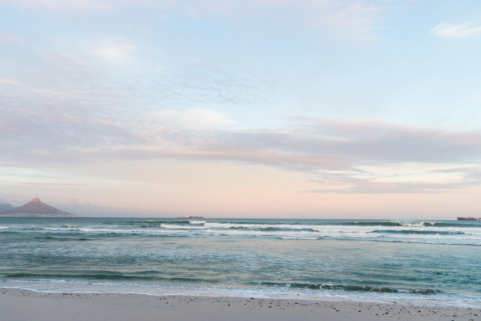 Backplate • ID: 4250 • HDRI Haven - Sunrise On The Beach 2