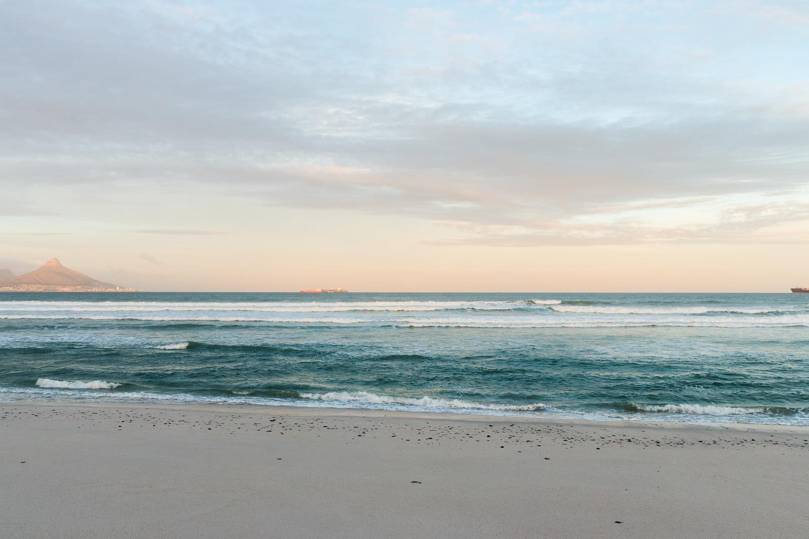 Backplate • ID: 11655 • HDRI Haven - Sunrise On The Beach 2