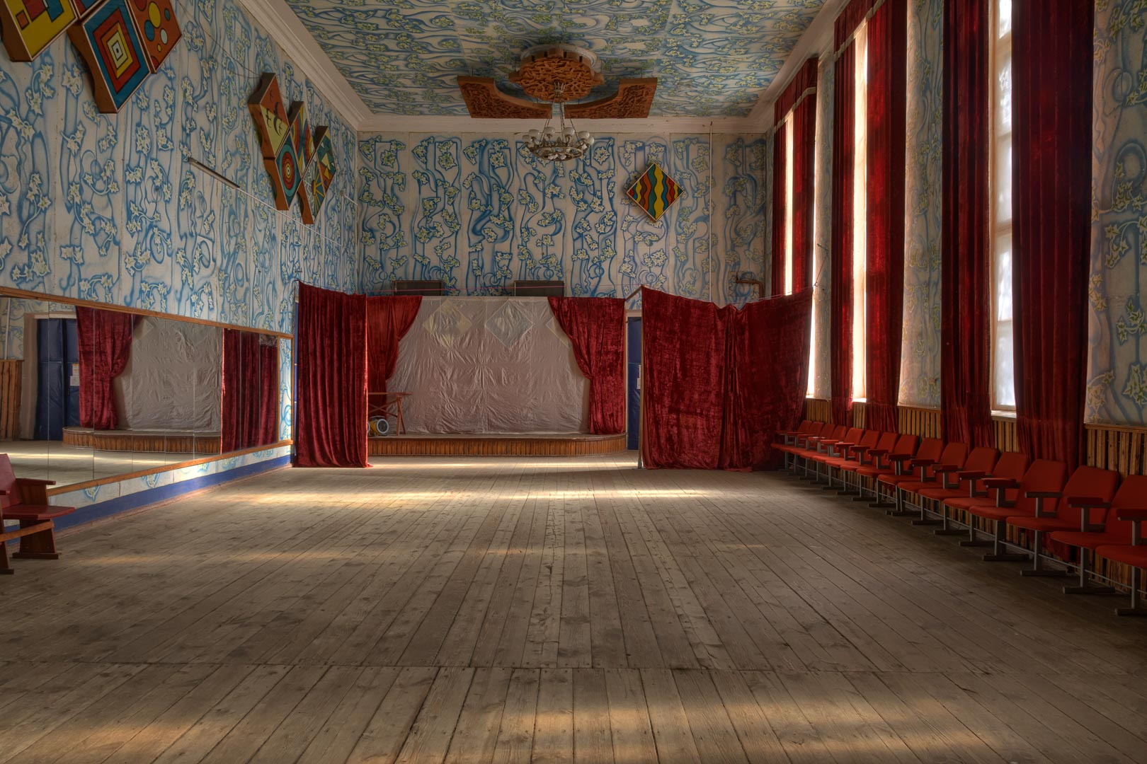 Backplate • ID: 12359 • HDRI Haven - Room Decorated With Garlands