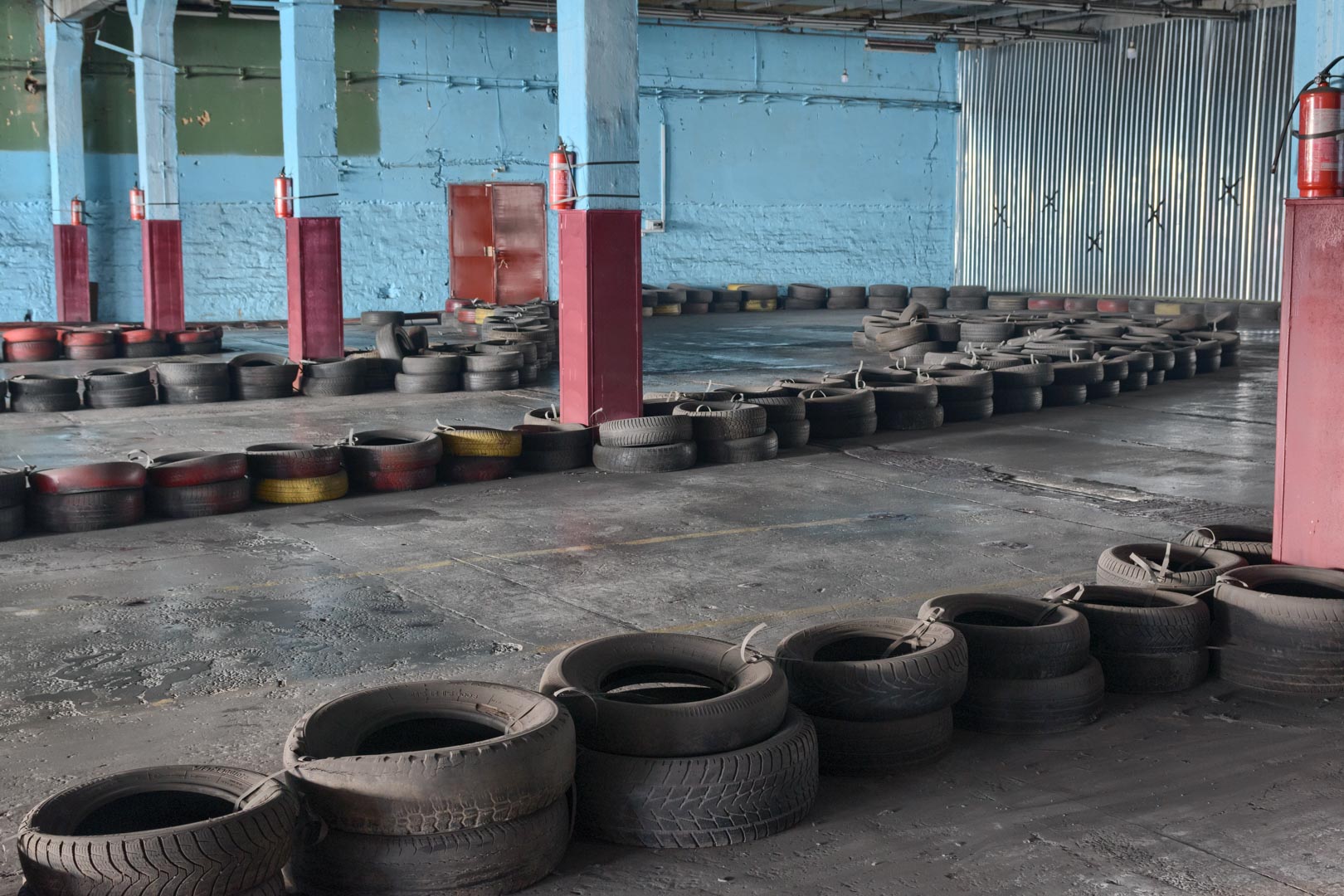 Backplate • ID: 12862 • HDRI Haven - Garage And Tire Lines