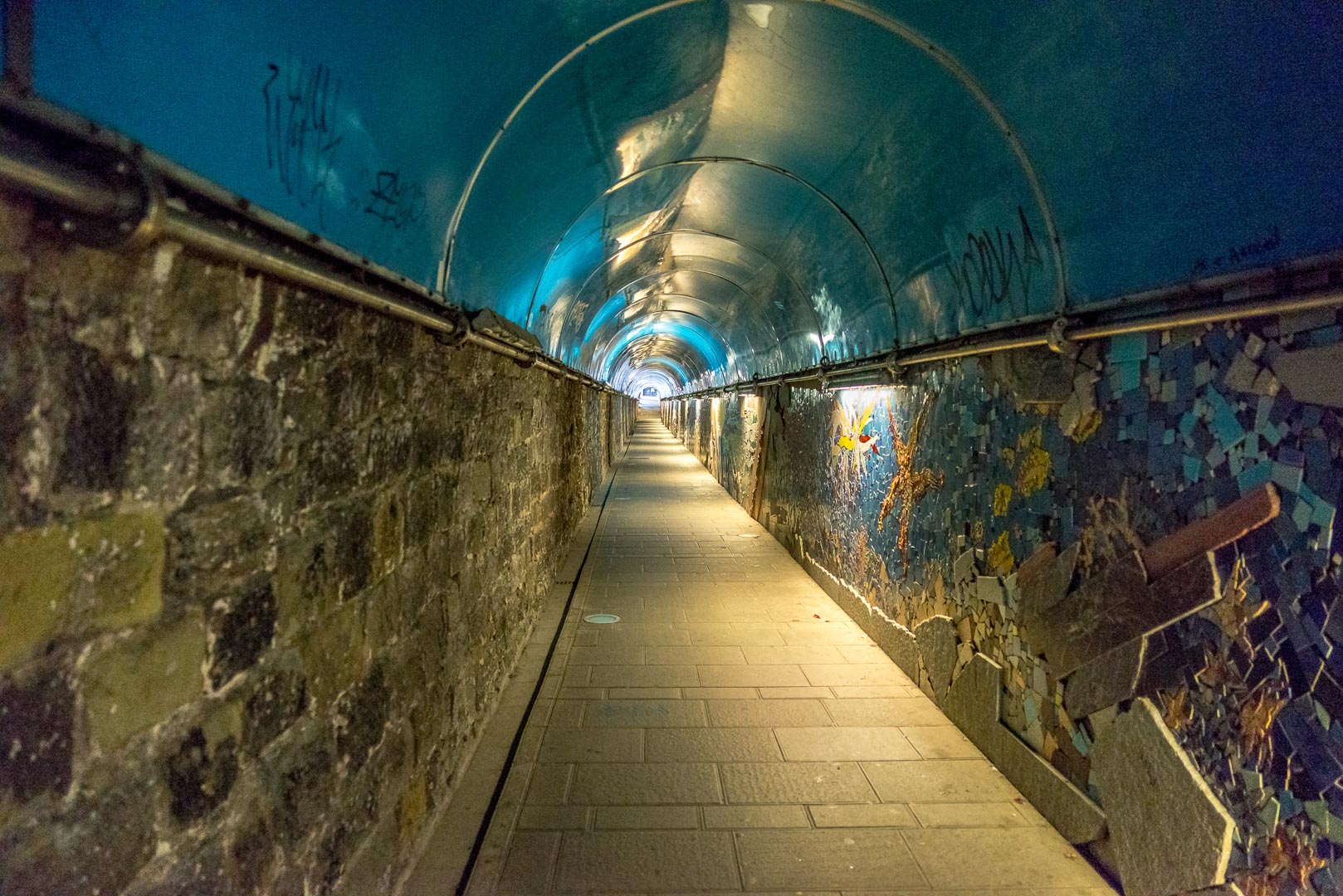 Backplate • ID: 5615 • HDRI Haven - Tunnel With Concrete Path 