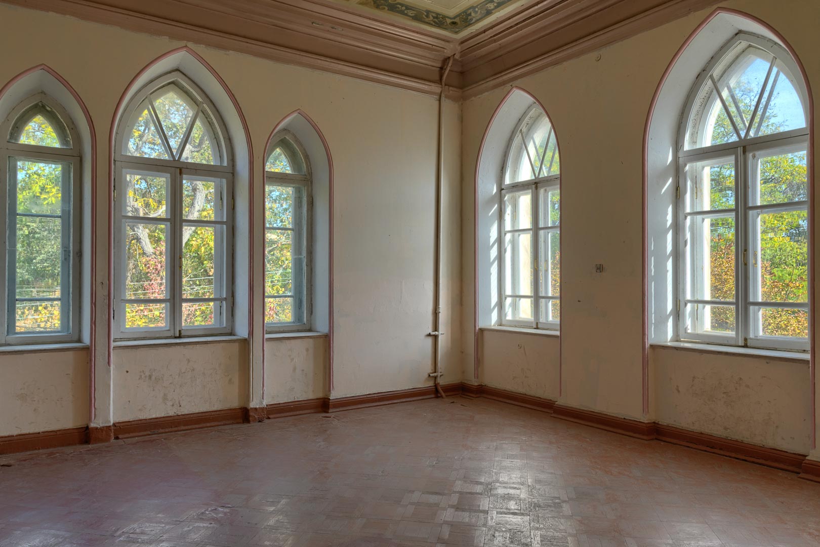 Backplate • ID: 5701 • HDRI Haven - Palace Room With Worn Floor