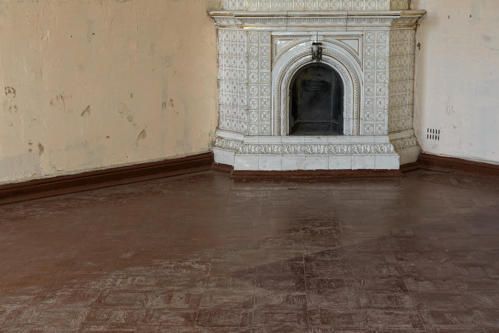 Backplate • ID: 9398 • HDRI Haven - Palace Room With Worn Floor