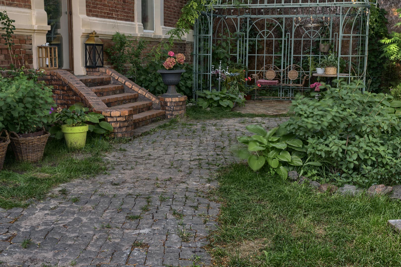 Backplate • ID: 14343 • HDRI Haven - Backyard Garden