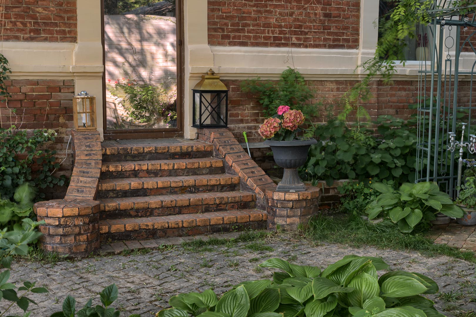 Backplate • ID: 10375 • HDRI Haven - Backyard Garden