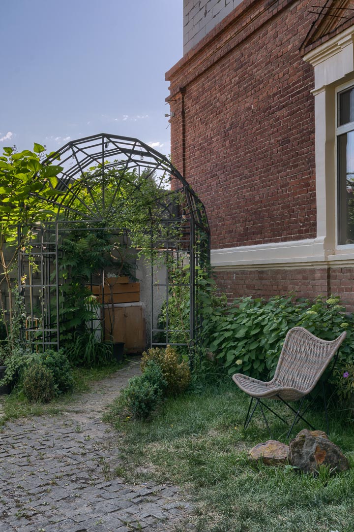 Backplate • ID: 10377 • HDRI Haven - Backyard Garden