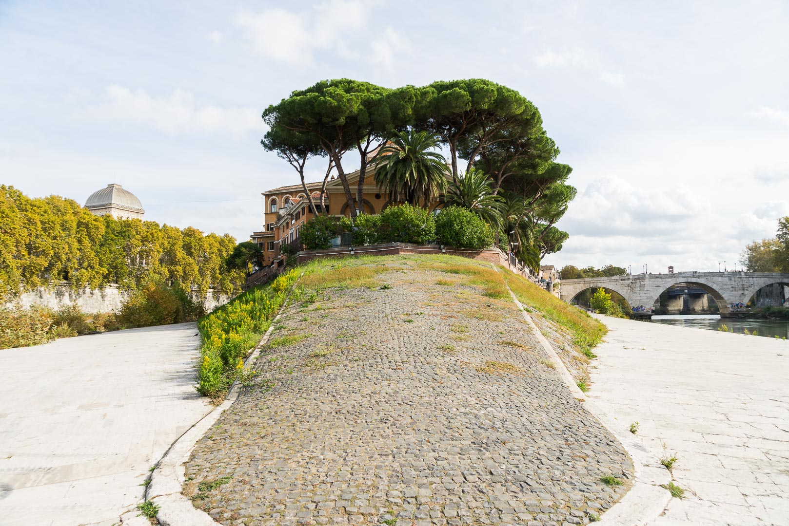 Backplate • ID: 10615 • HDRI Haven - At The Bridge In Rome