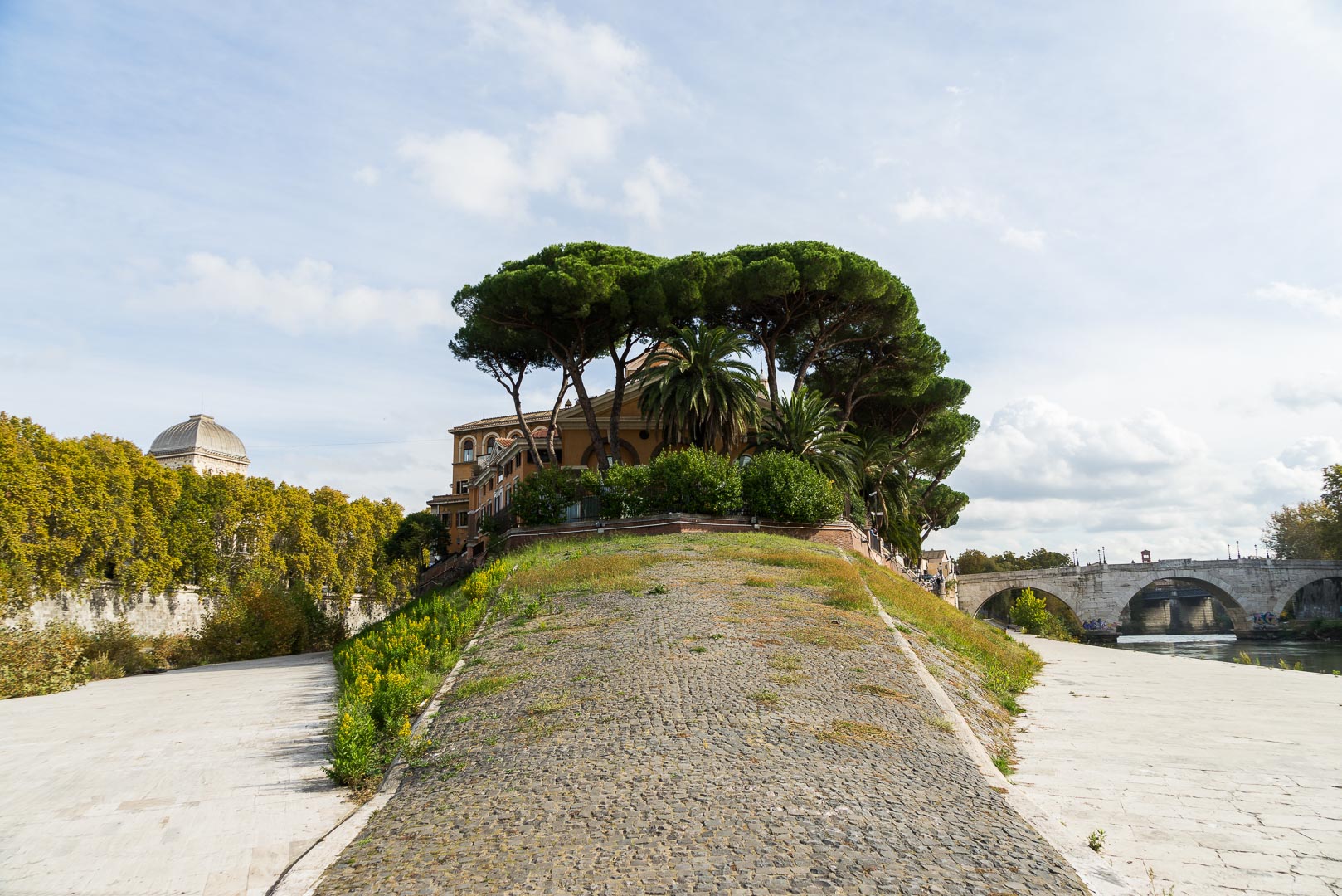 Backplate • ID: 6904 • HDRI Haven - At The Bridge In Rome