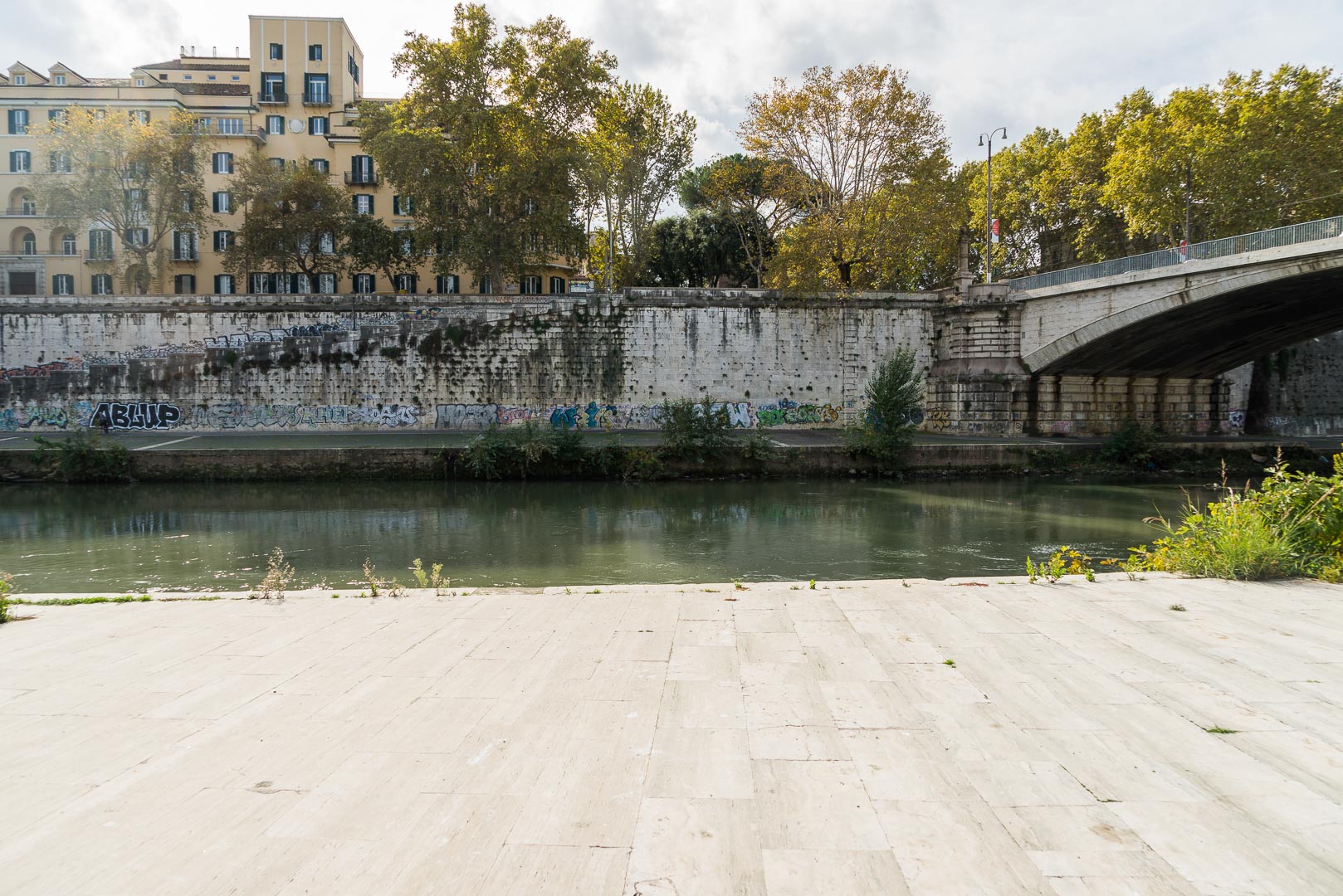 Backplate • ID: 6901 • HDRI Haven - At The Bridge In Rome