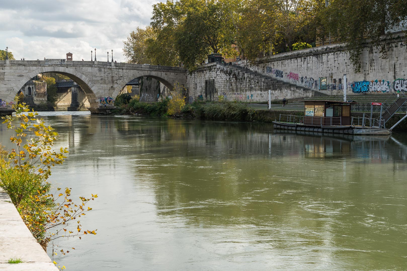 Backplate • ID: 6903 • HDRI Haven - At The Bridge In Rome