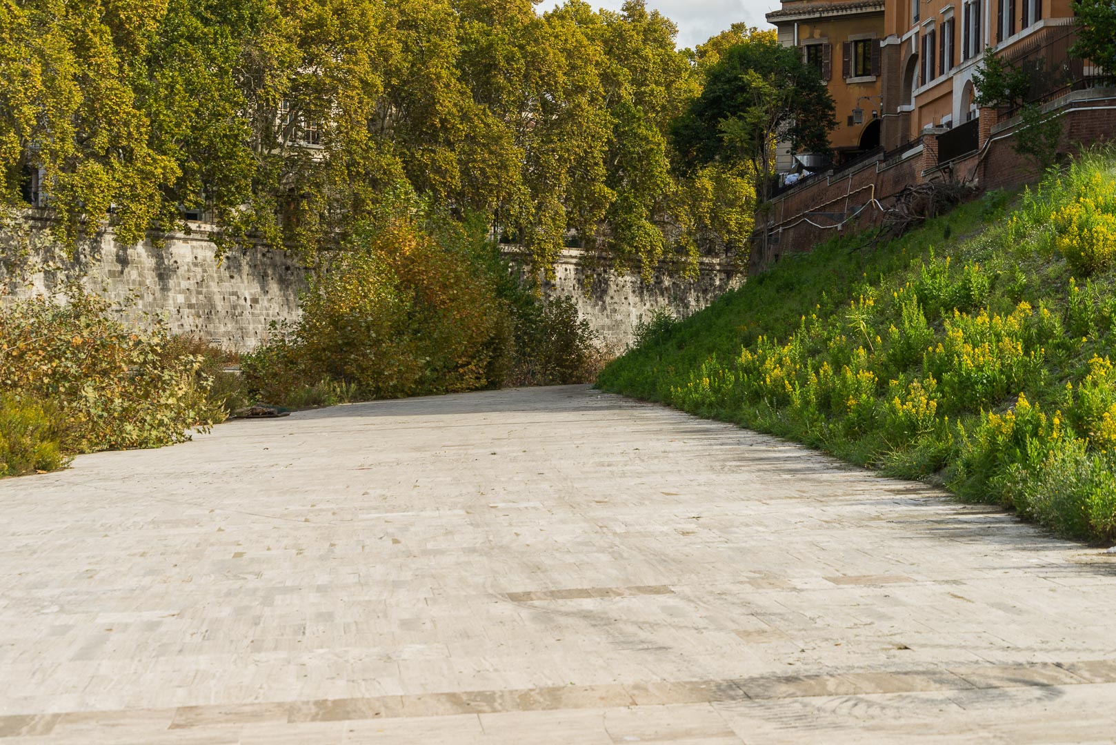 Backplate • ID: 14563 • HDRI Haven - At The Bridge In Rome