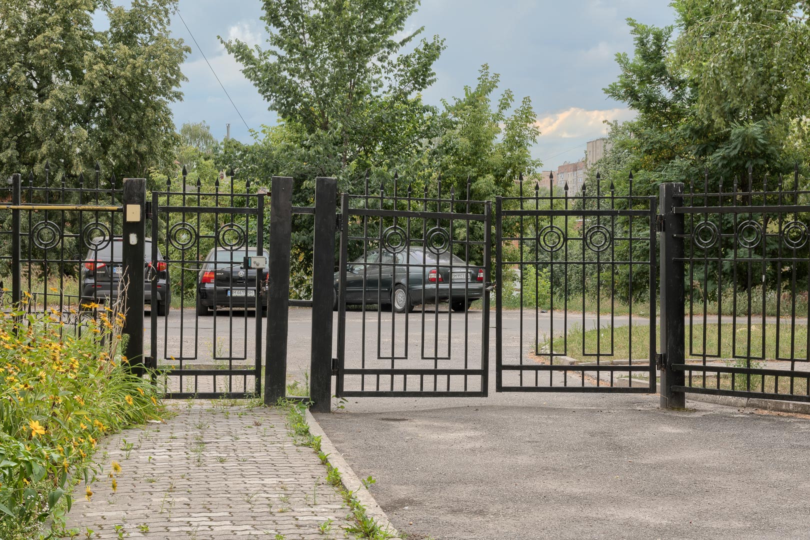 Backplate • ID: 6991 • HDRI Haven - Post-soviet Settlement