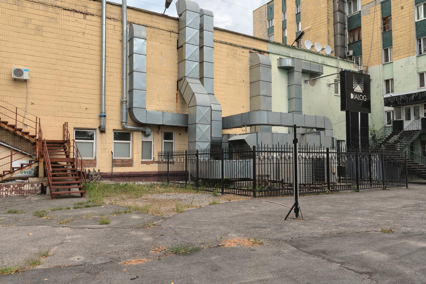 Backplate • ID: 6989 • HDRI Haven - Post-soviet Settlement