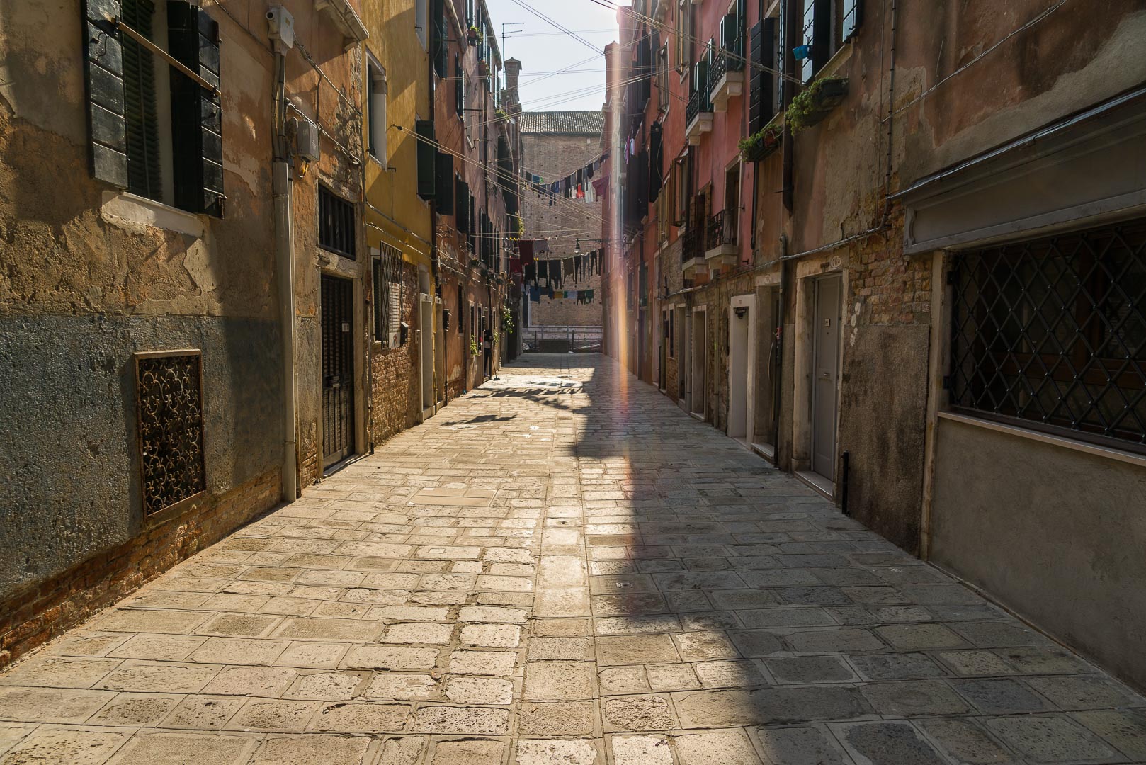 Backplate • ID: 14680 • HDRI Haven - Narrow Brick Streets In Venice