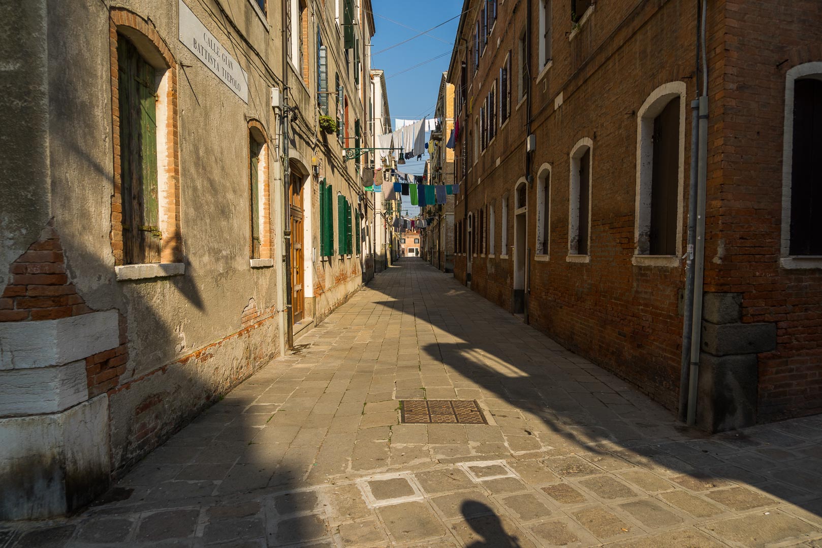 Backplate • ID: 7022 • HDRI Haven - Narrow Brick Streets In Venice