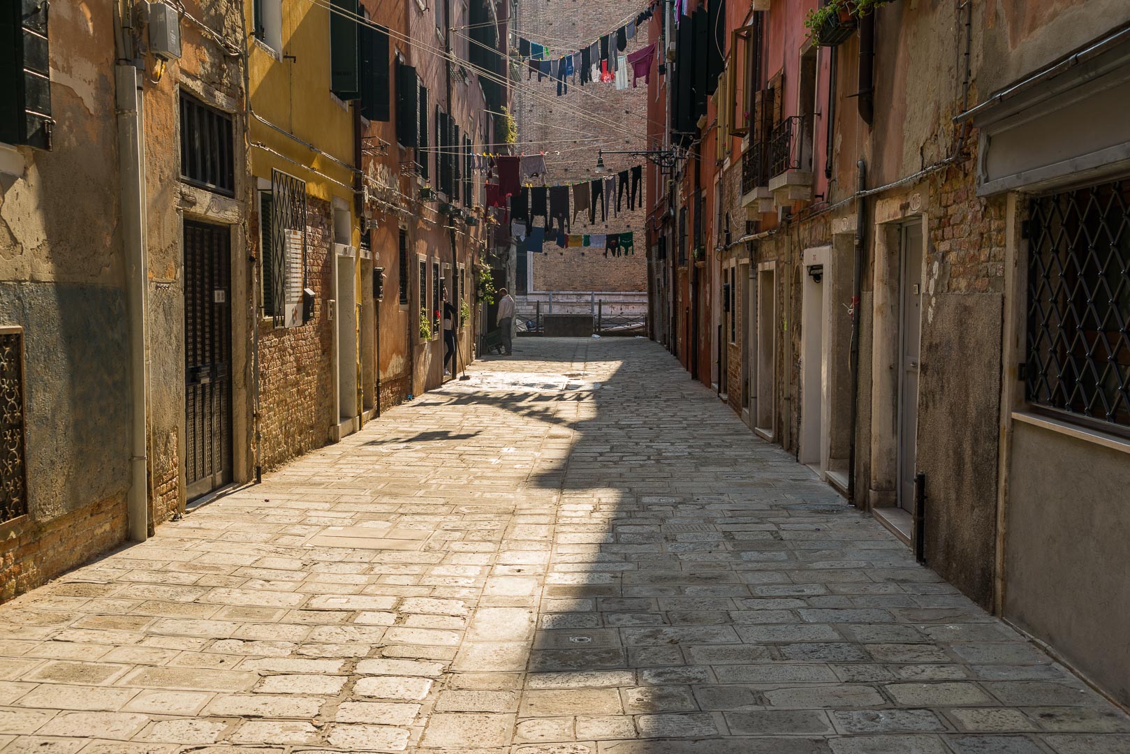 Backplate • ID: 10739 • HDRI Haven - Narrow Brick Streets In Venice