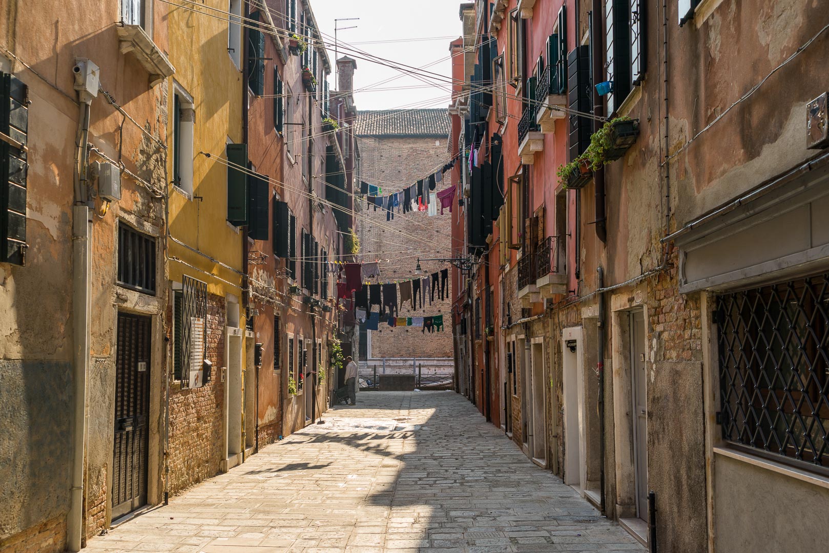 Backplate • ID: 7013 • HDRI Haven - Narrow Brick Streets In Venice