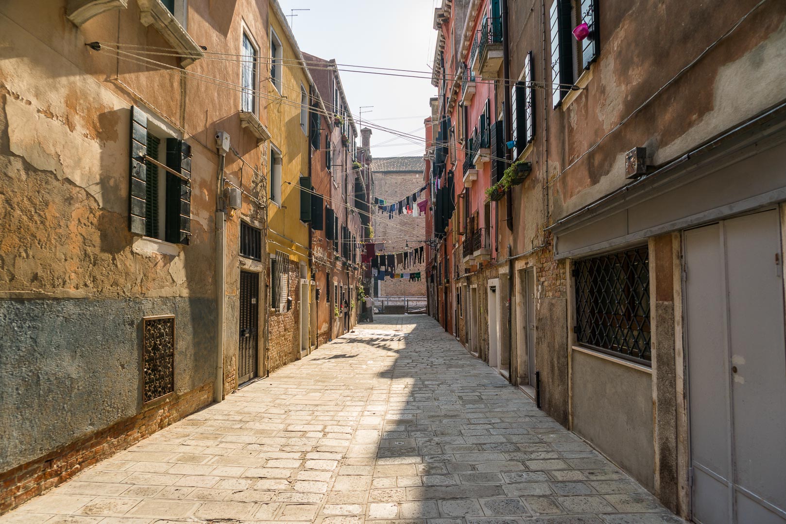 Backplate • ID: 10744 • HDRI Haven - Narrow Brick Streets In Venice