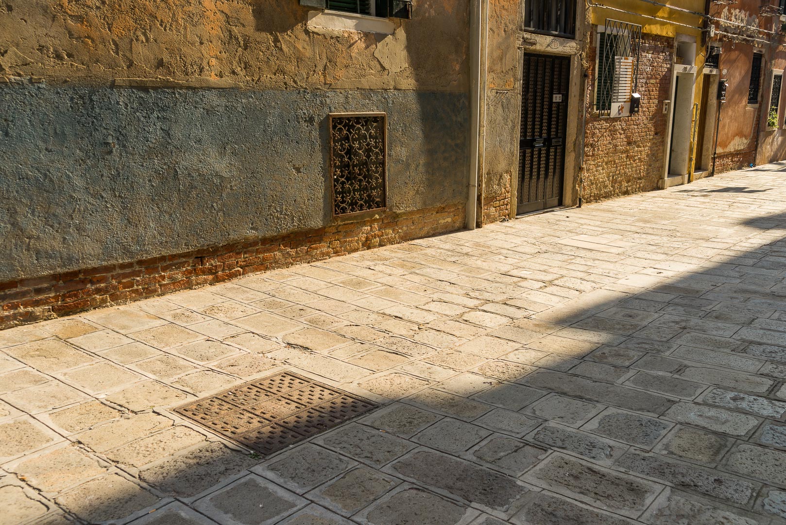 Backplate • ID: 14691 • HDRI Haven - Narrow Brick Streets In Venice