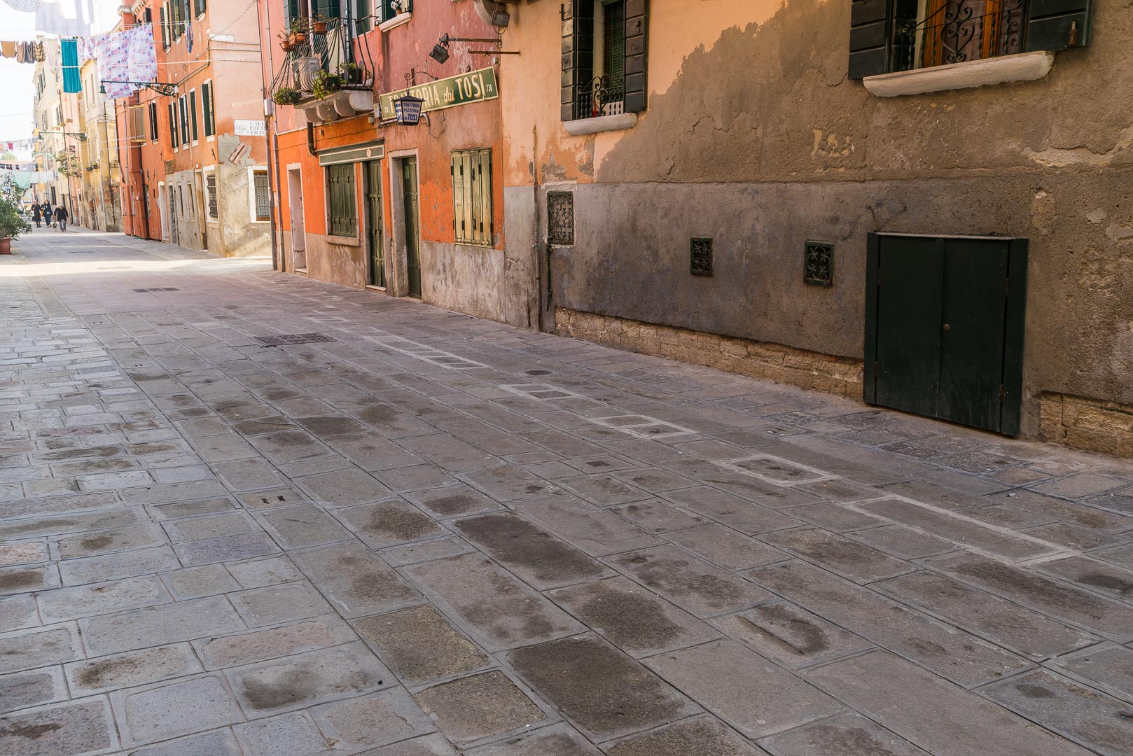 Backplate • ID: 10745 • HDRI Haven - Narrow Brick Streets In Venice