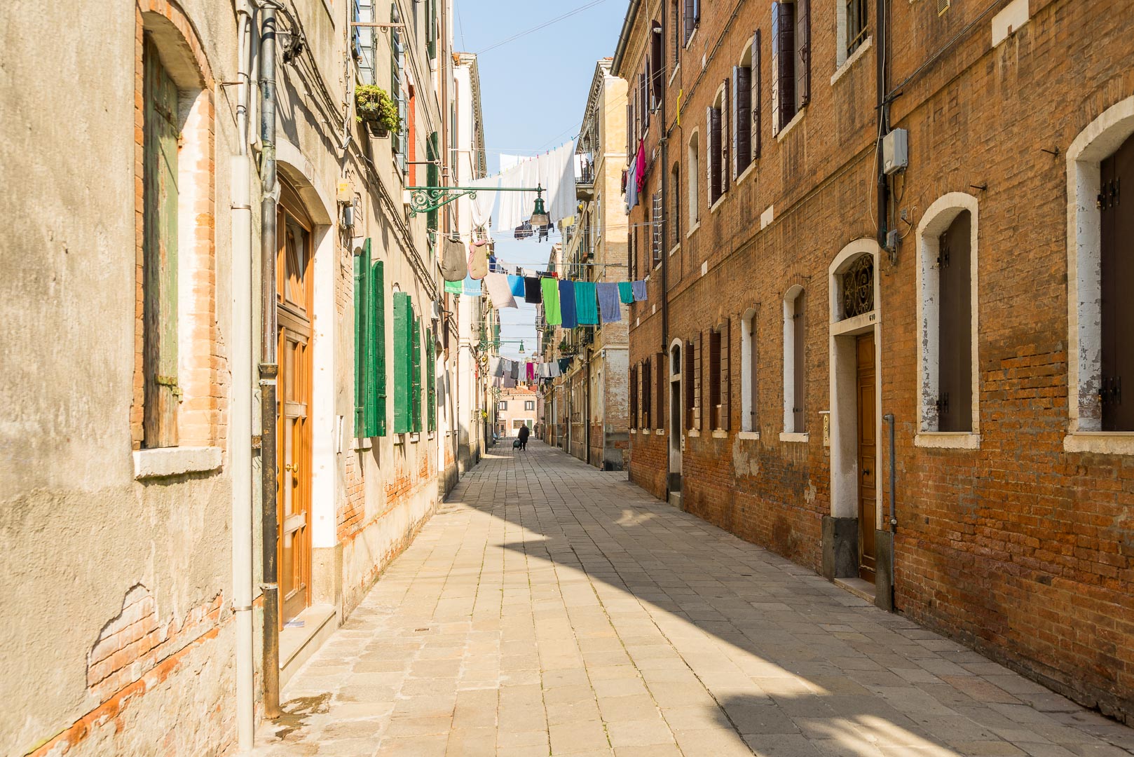 Backplate • ID: 14698 • HDRI Haven - Narrow Brick Streets In Venice