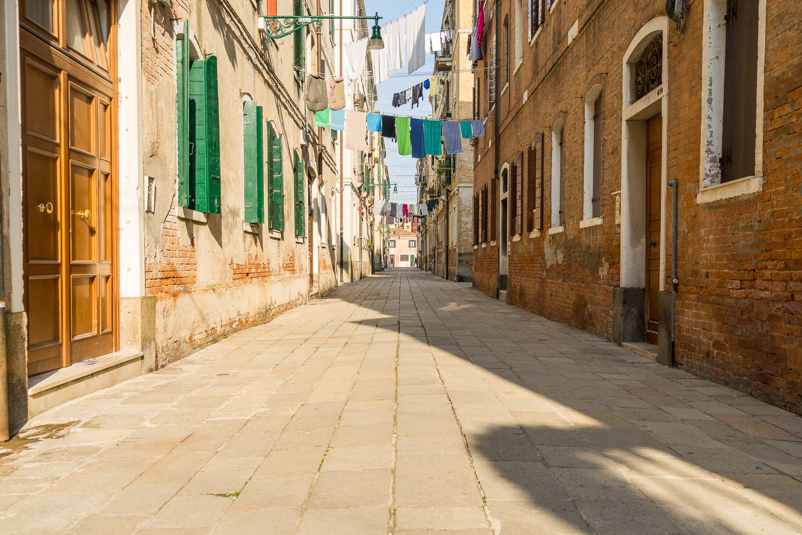 Backplate • ID: 7020 • HDRI Haven - Narrow Brick Streets In Venice