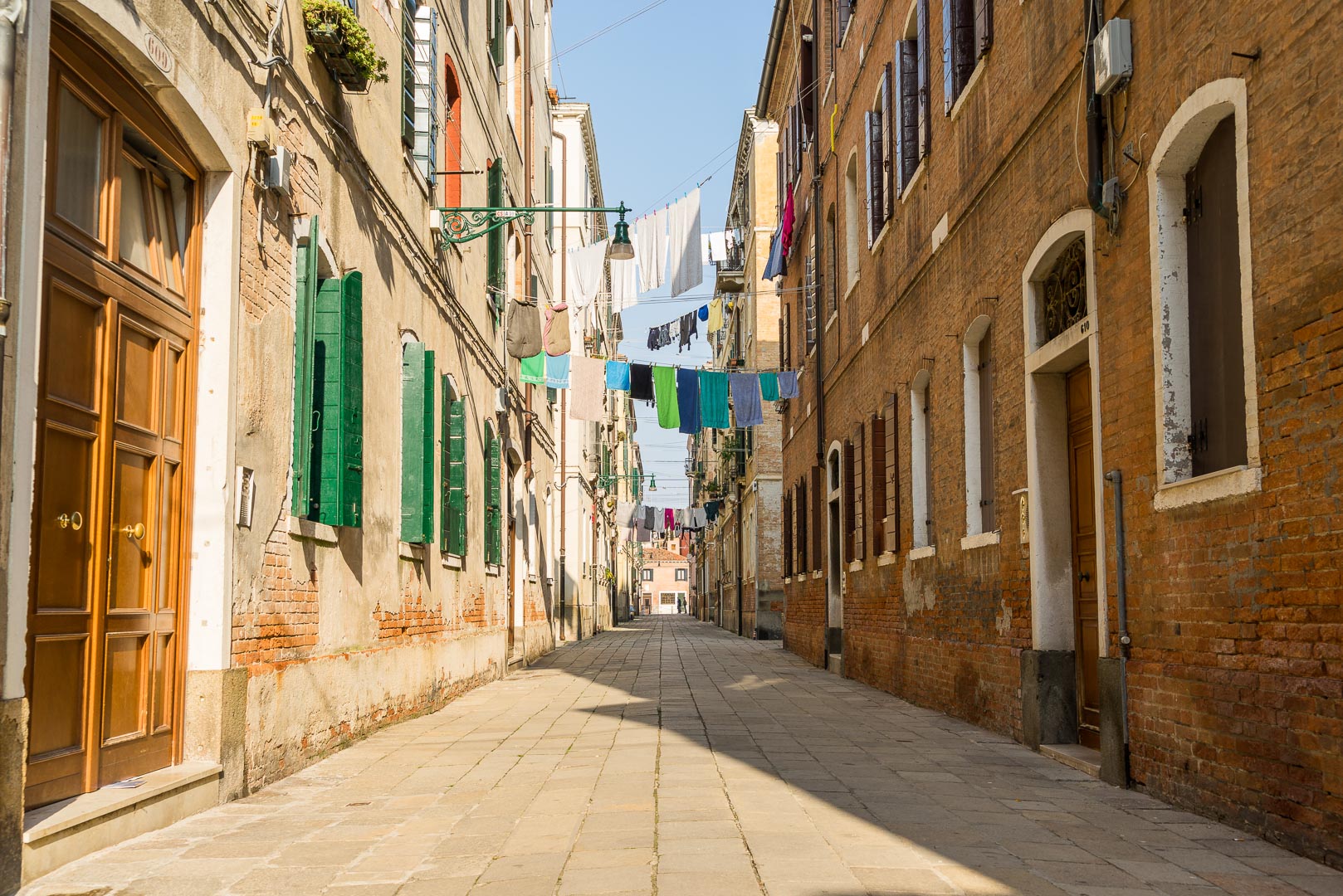 Backplate • ID: 14689 • HDRI Haven - Narrow Brick Streets In Venice