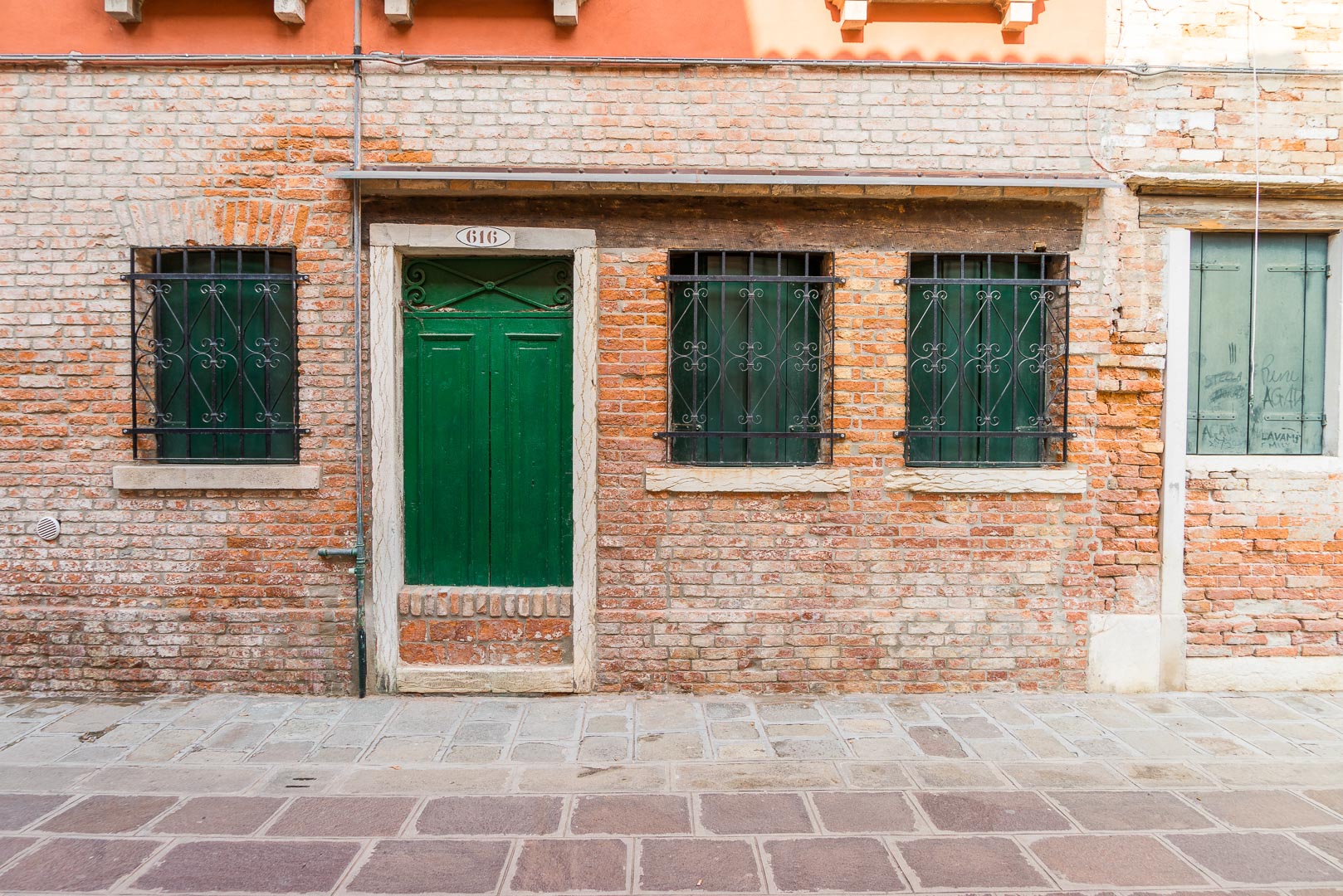 Backplate • ID: 14692 • HDRI Haven - Narrow Brick Streets In Venice