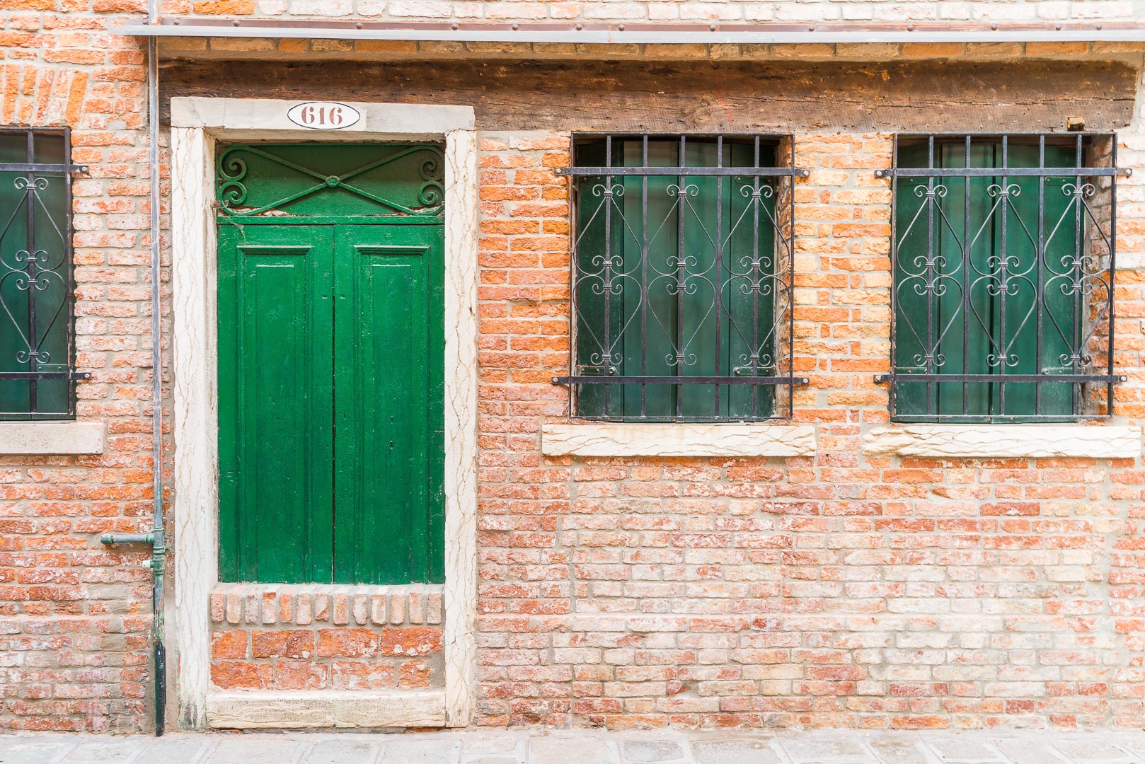 Backplate • ID: 14693 • HDRI Haven - Narrow Brick Streets In Venice