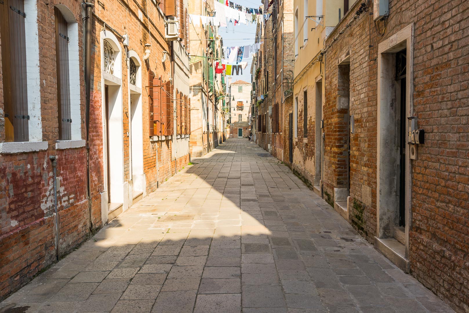 Backplate • ID: 7035 • HDRI Haven - Narrow Brick Streets In Venice