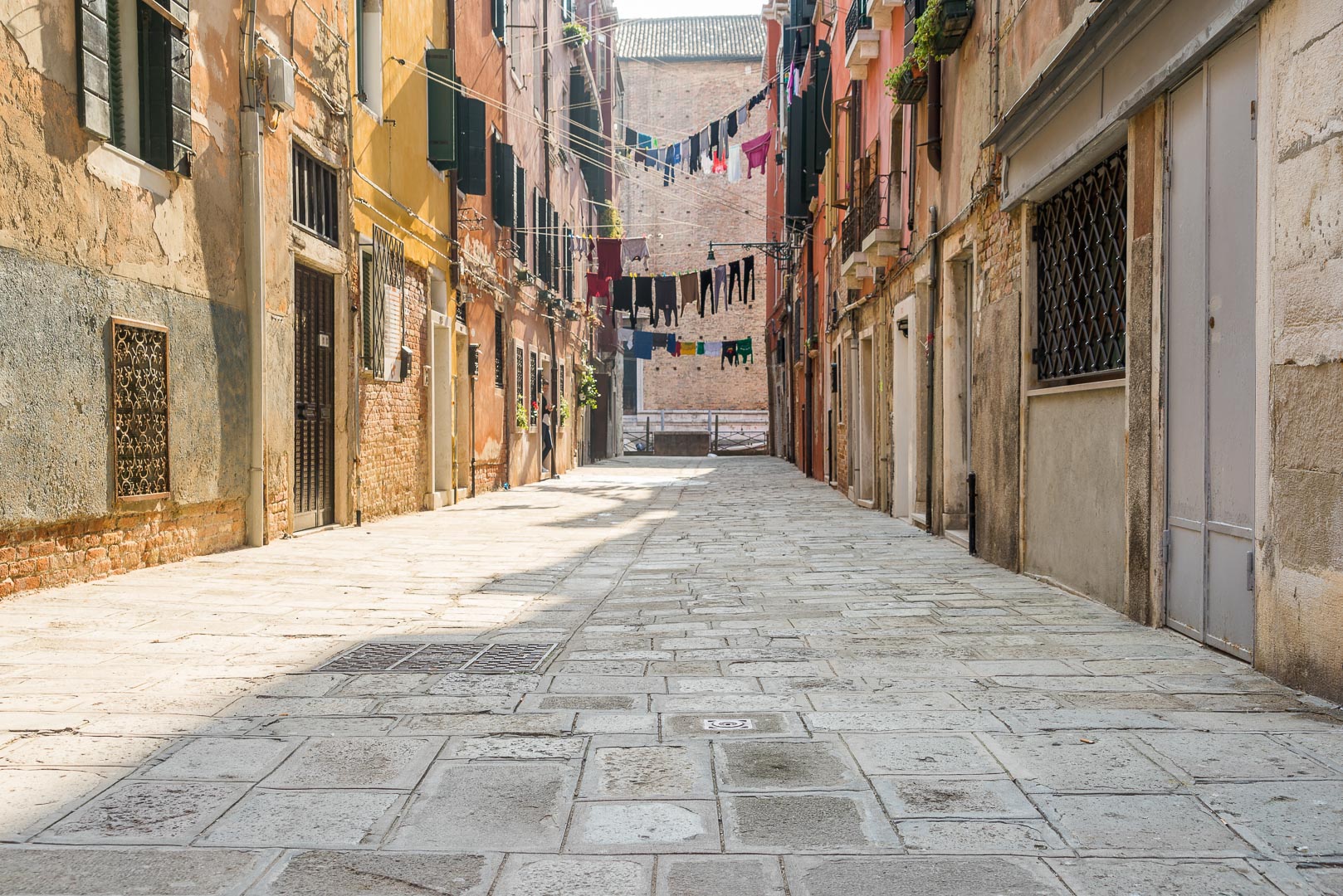 Backplate • ID: 7015 • HDRI Haven - Narrow Brick Streets In Venice