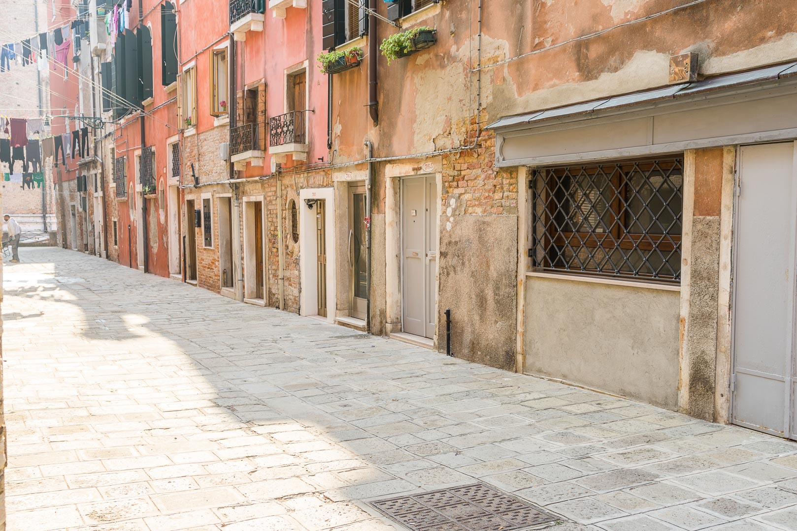 Backplate • ID: 10731 • HDRI Haven - Narrow Brick Streets In Venice