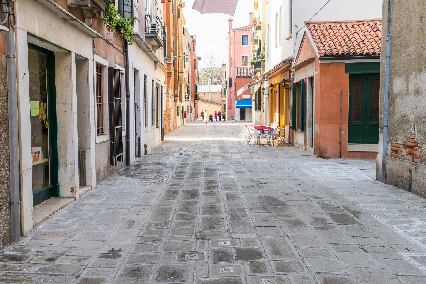 Backplate • ID: 14685 • HDRI Haven - Narrow Brick Streets In Venice