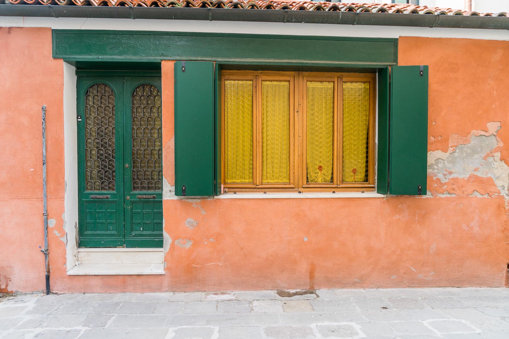 Backplate • ID: 14687 • HDRI Haven - Narrow Brick Streets In Venice