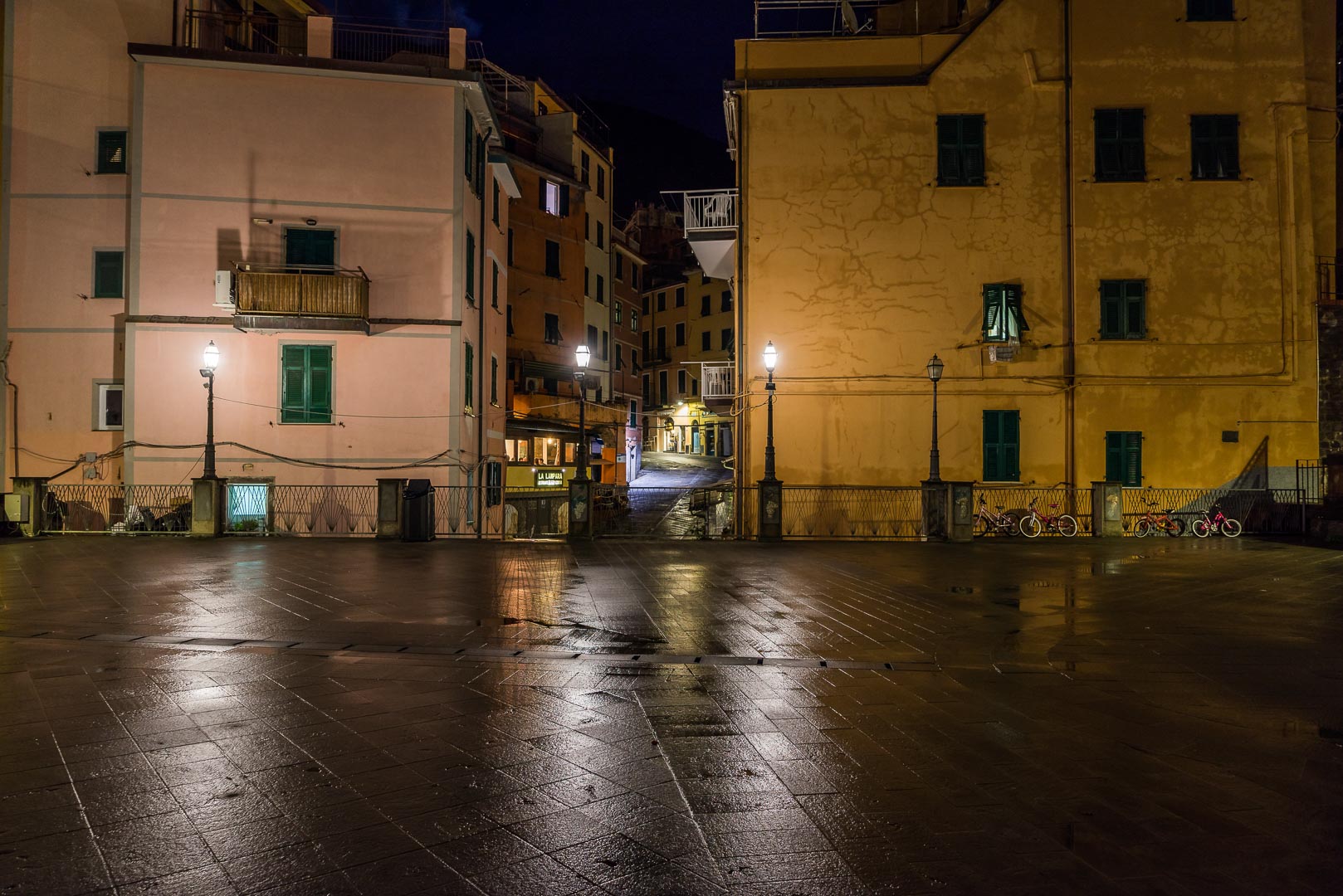 Backplate • ID: 14856 • HDRI Haven - Empty Square During The Night