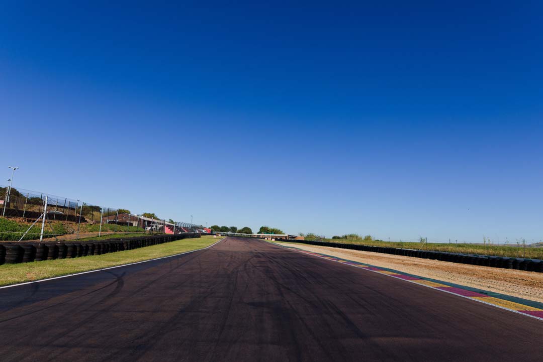 Backplate • ID: 15295 • HDRI Haven - Morning Racing Circuit