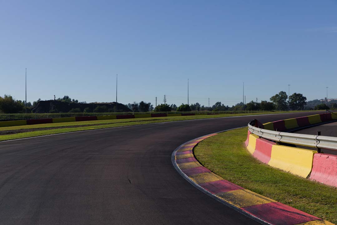 Backplate • ID: 15264 • HDRI Haven - Morning Racing Circuit